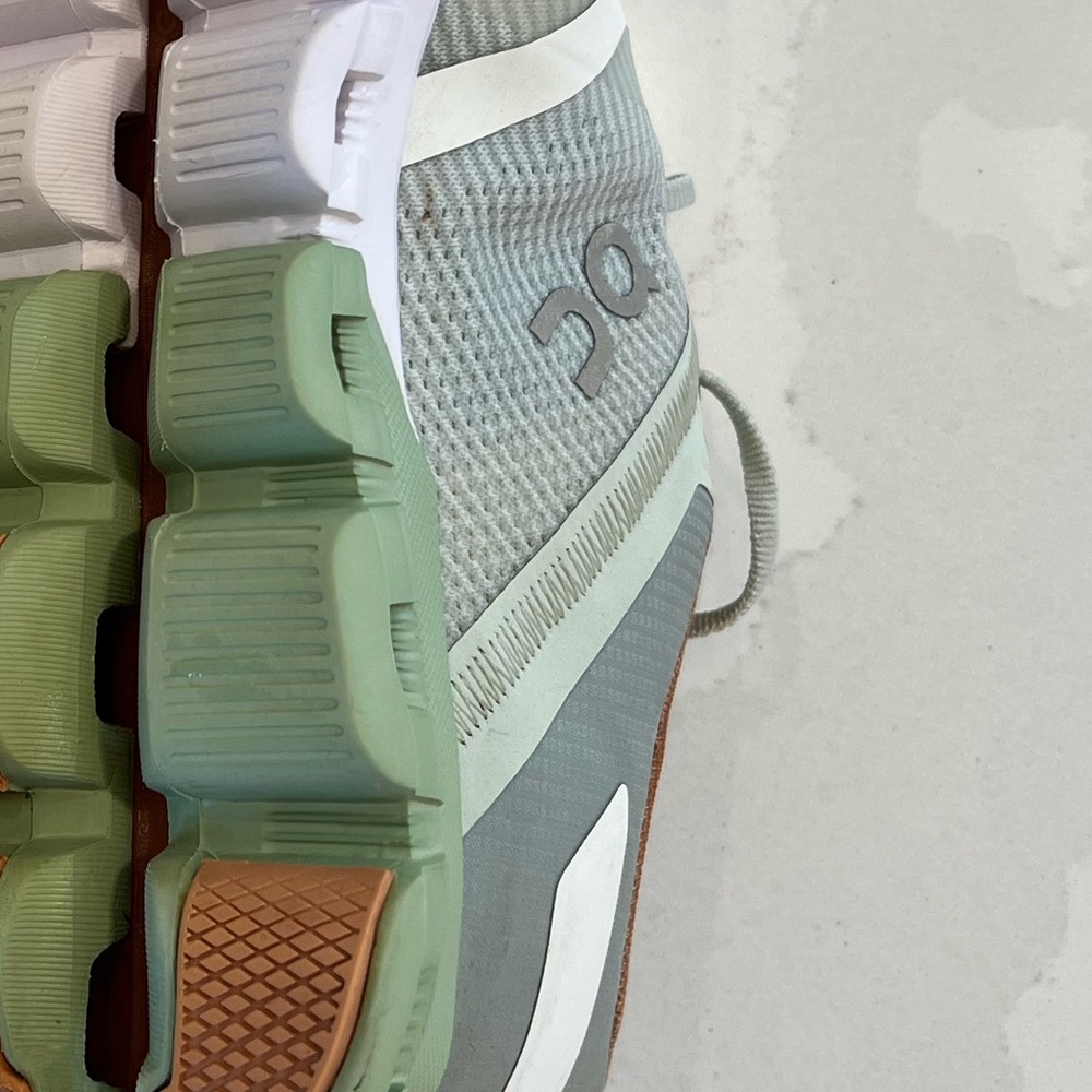 On Running Cloudflow shoes, Aloe/White, size 10 - Picture 7 of 9